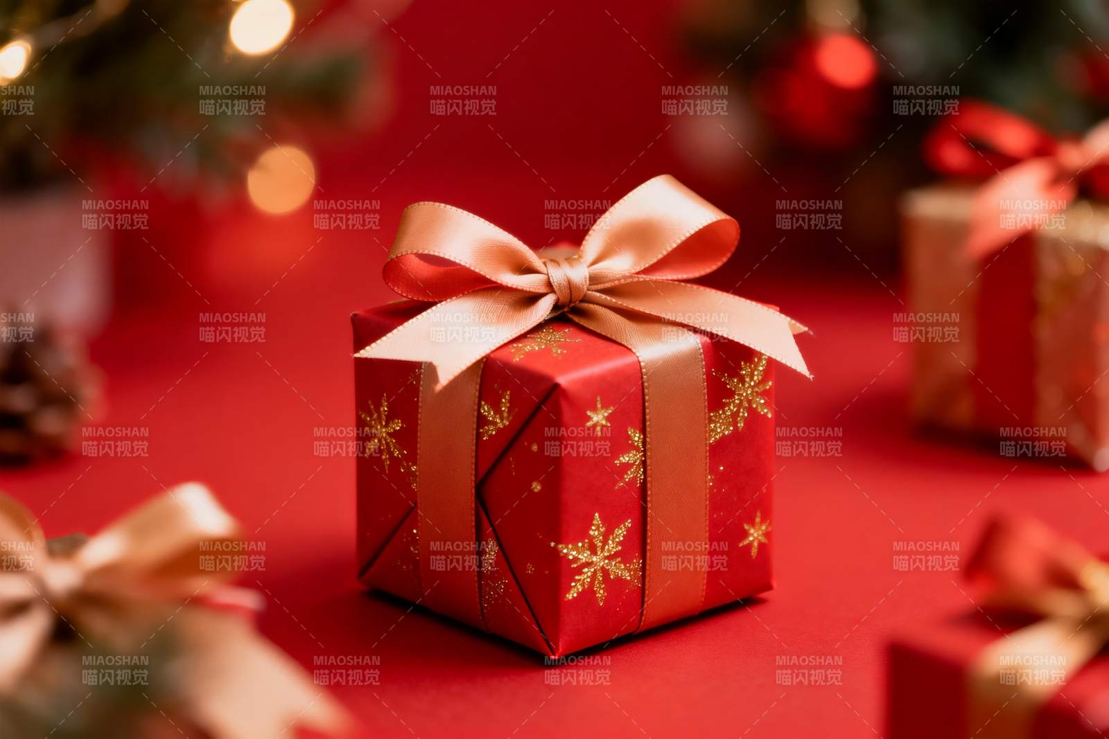红色礼盒配金色蝴蝶结图片