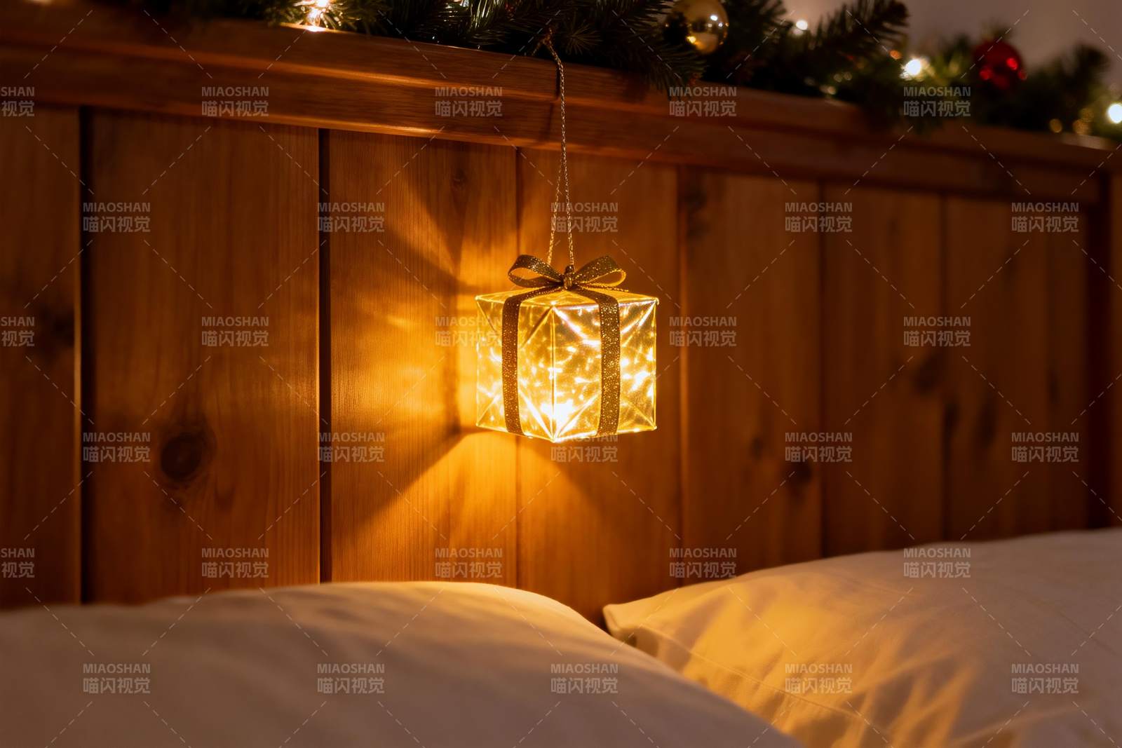 圣诞灯饰照亮木质床头图片