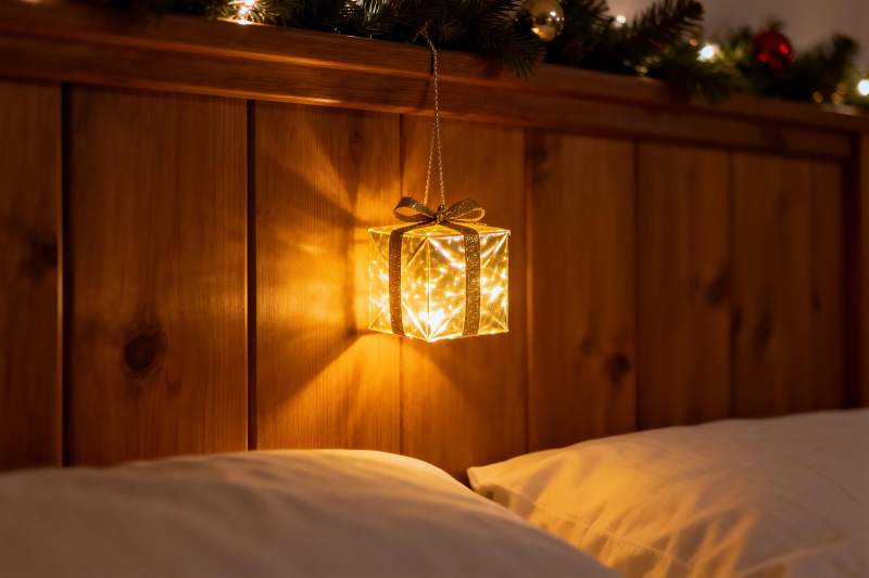 圣诞灯饰照亮木质床头图片