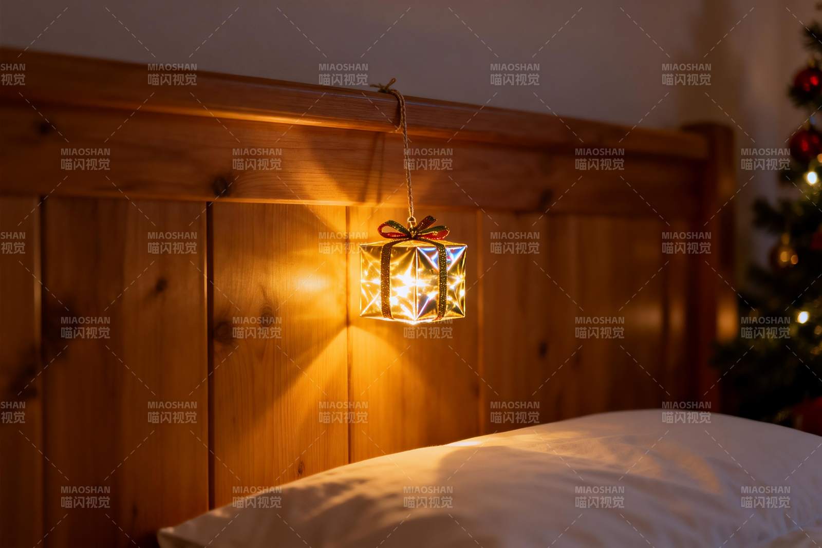 圣诞灯饰悬挂床头温馨场景图片