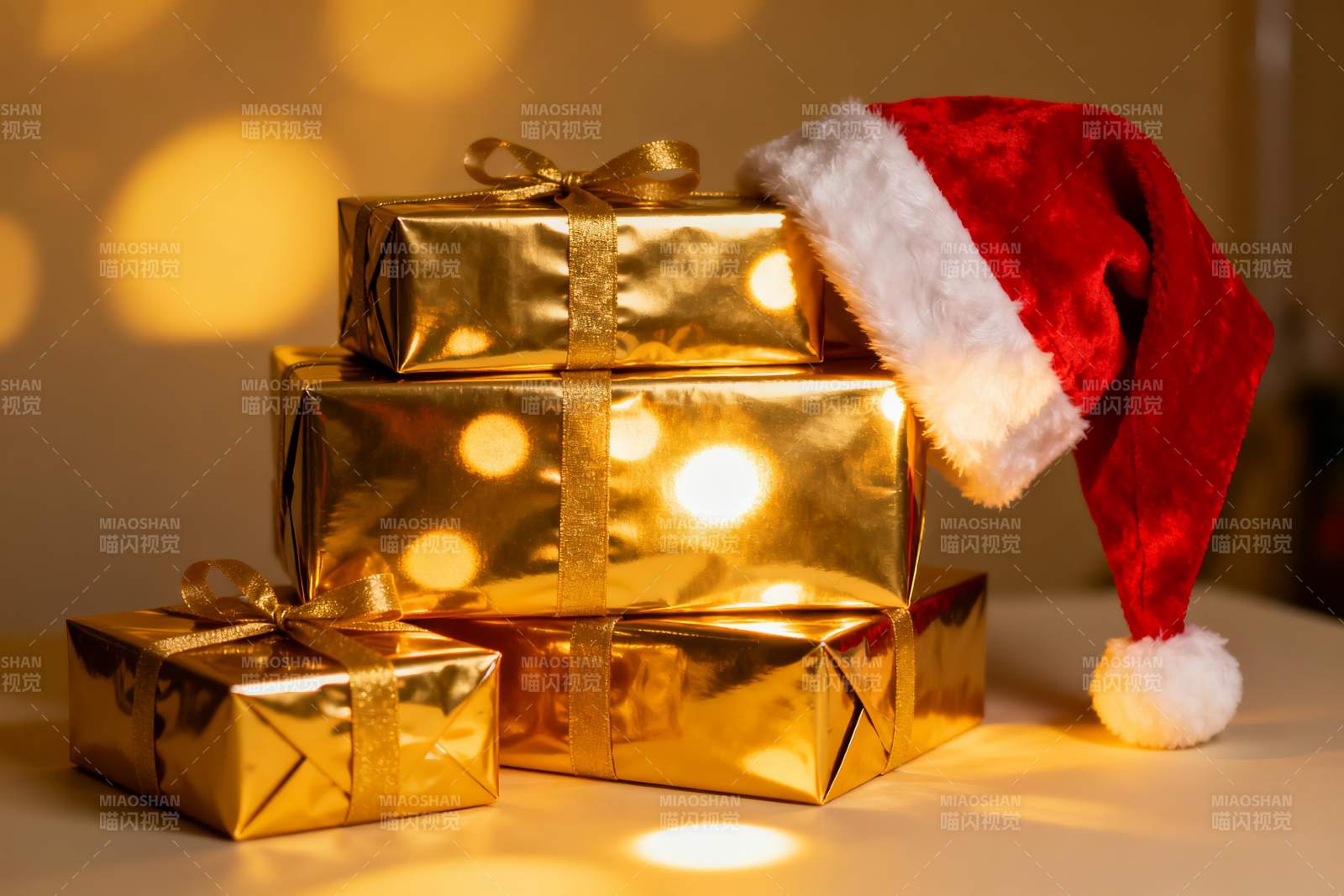 金色礼盒圣诞帽节日装饰图片
