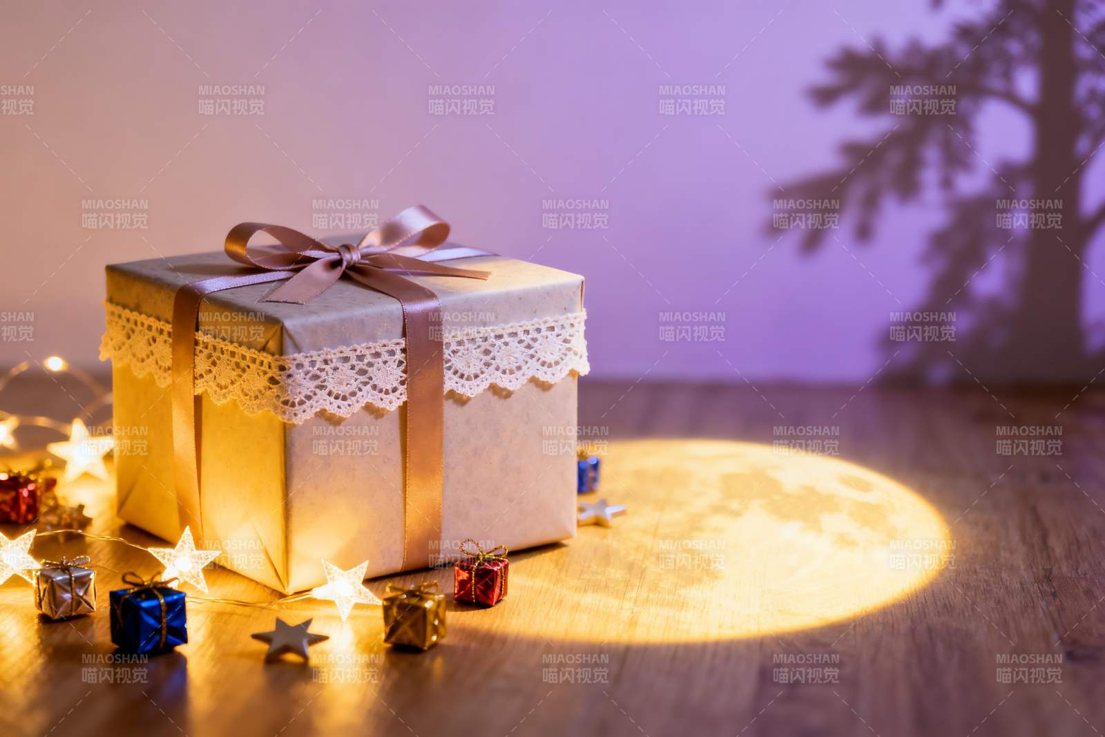 节日礼盒与星光装饰图片