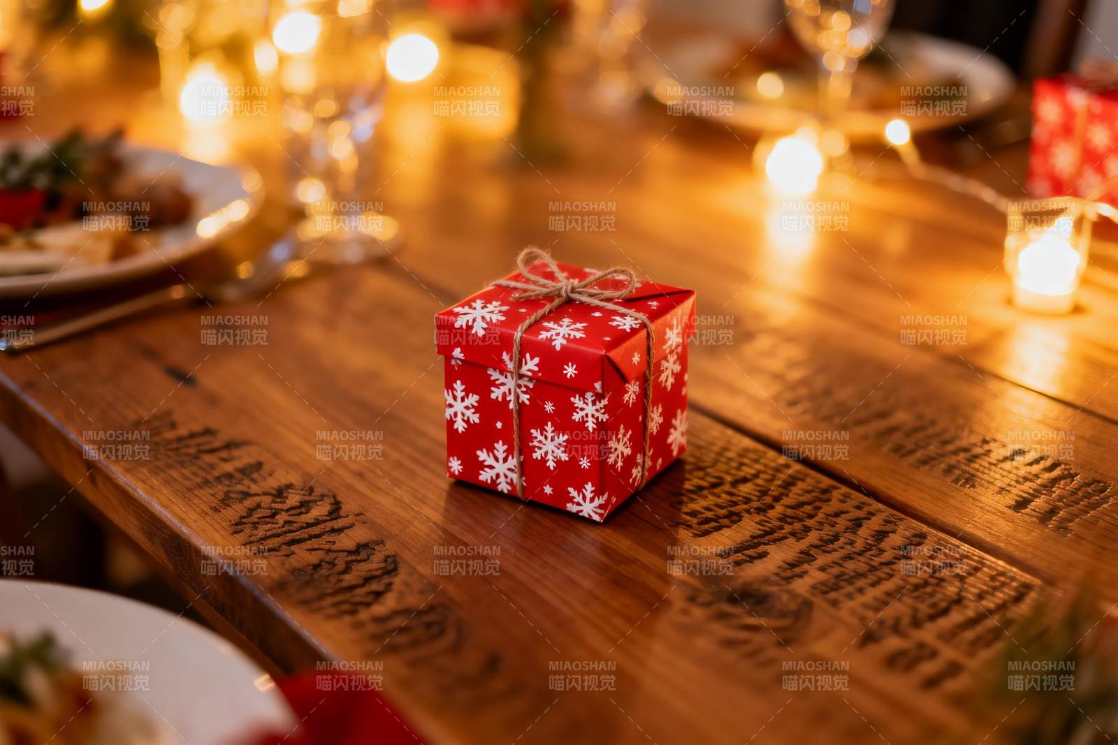 圣诞餐桌上的红色礼物盒图片