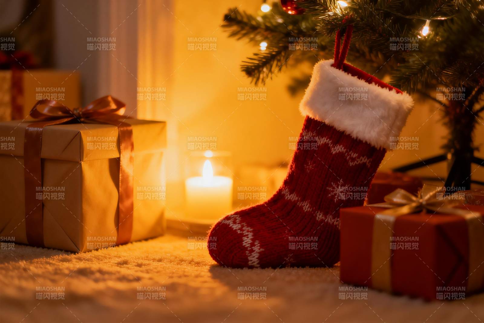 圣诞树下礼物袜温馨场景图片