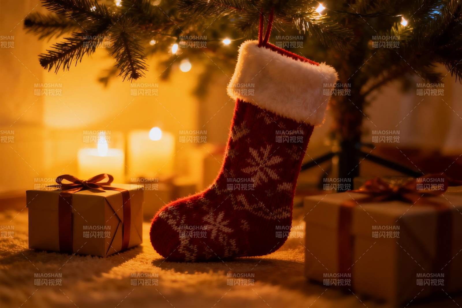 圣诞树下礼物袜子温馨场景图片