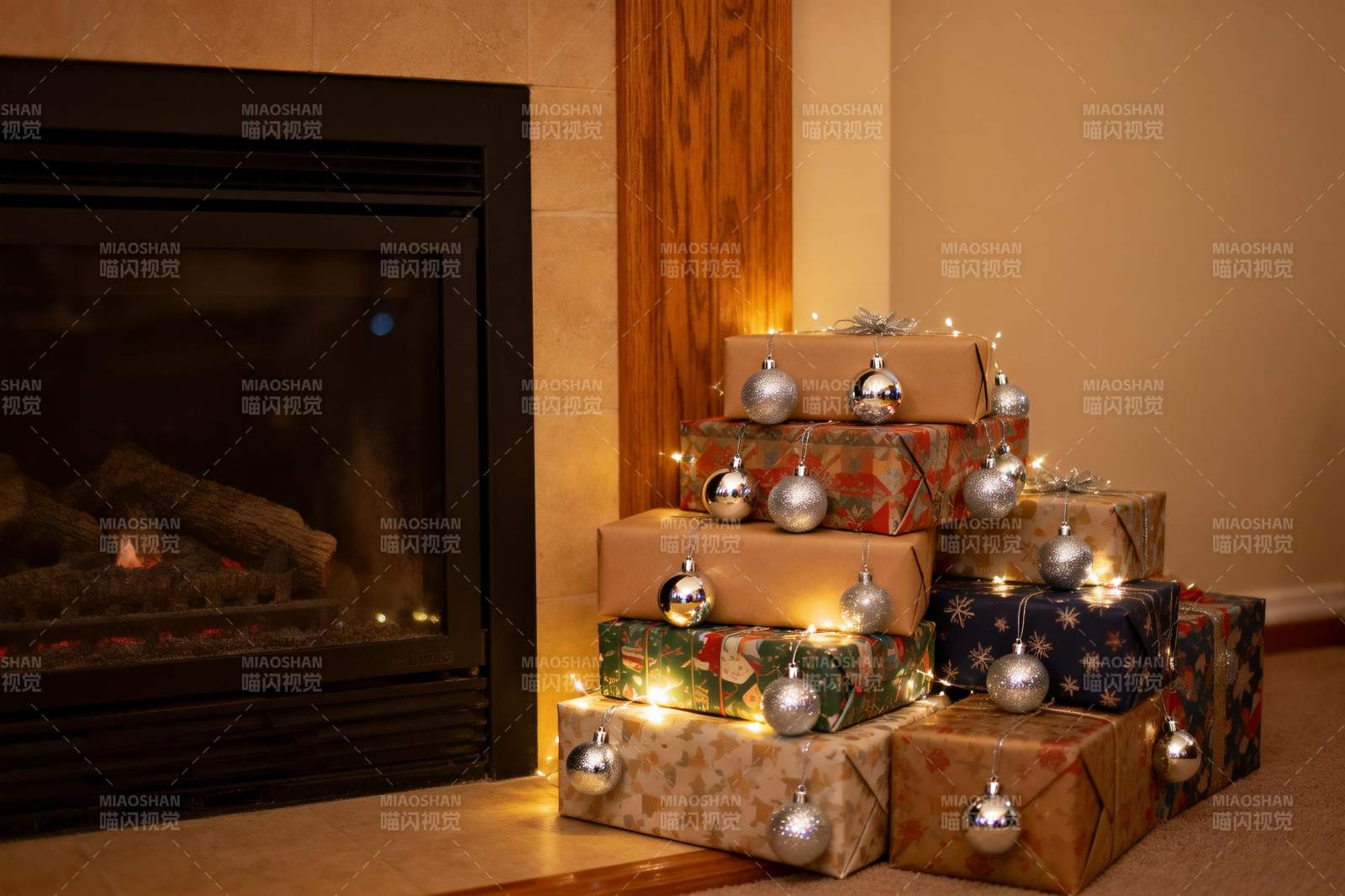 壁炉旁圣诞礼物堆叠温馨场景图片