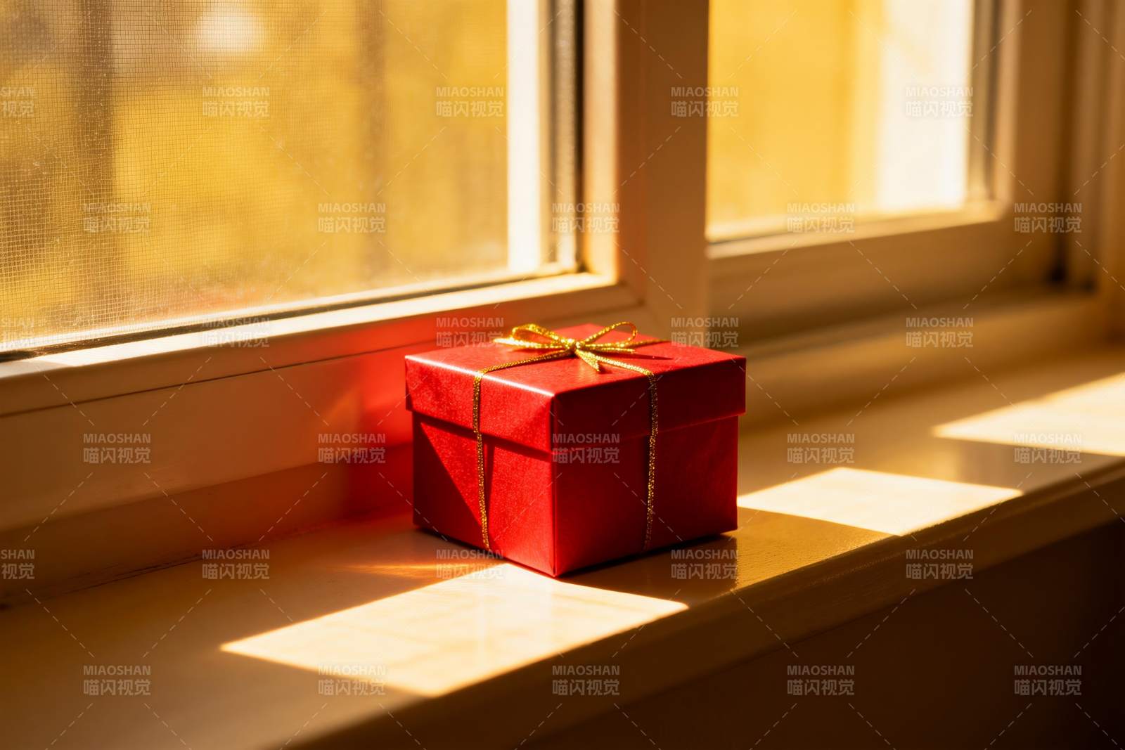 窗台红盒阳光照射图片