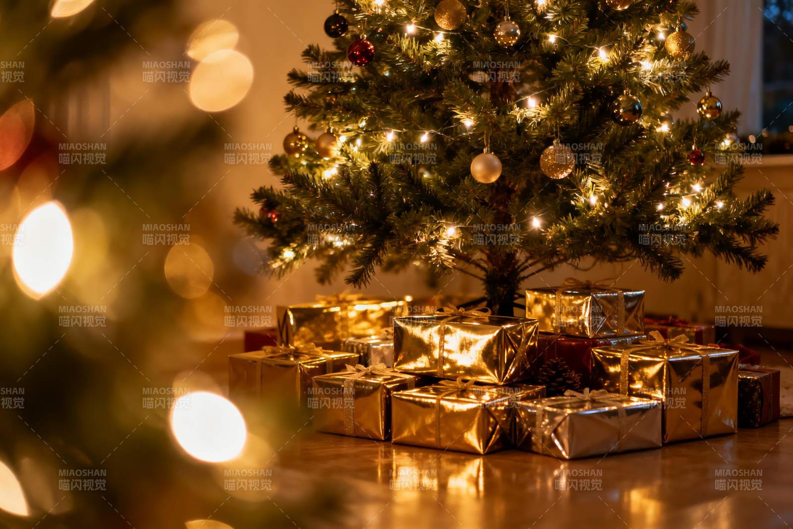 圣诞树下金色礼物堆图片