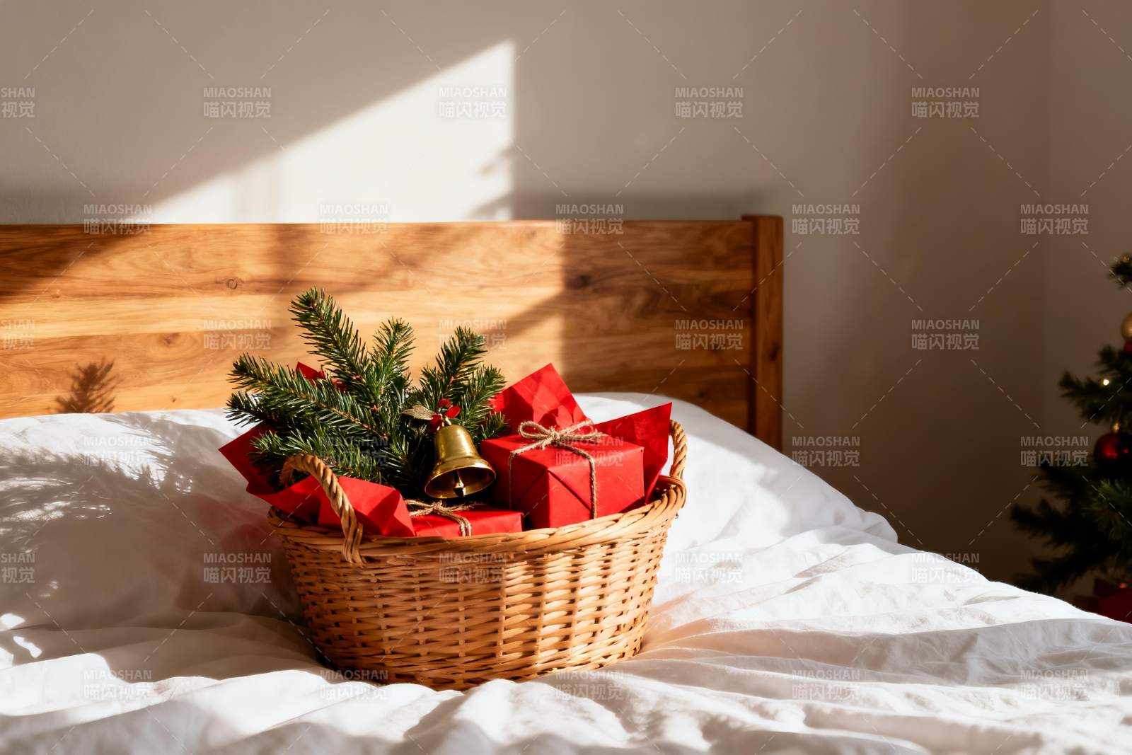 床头篮装圣诞礼物与松枝图片