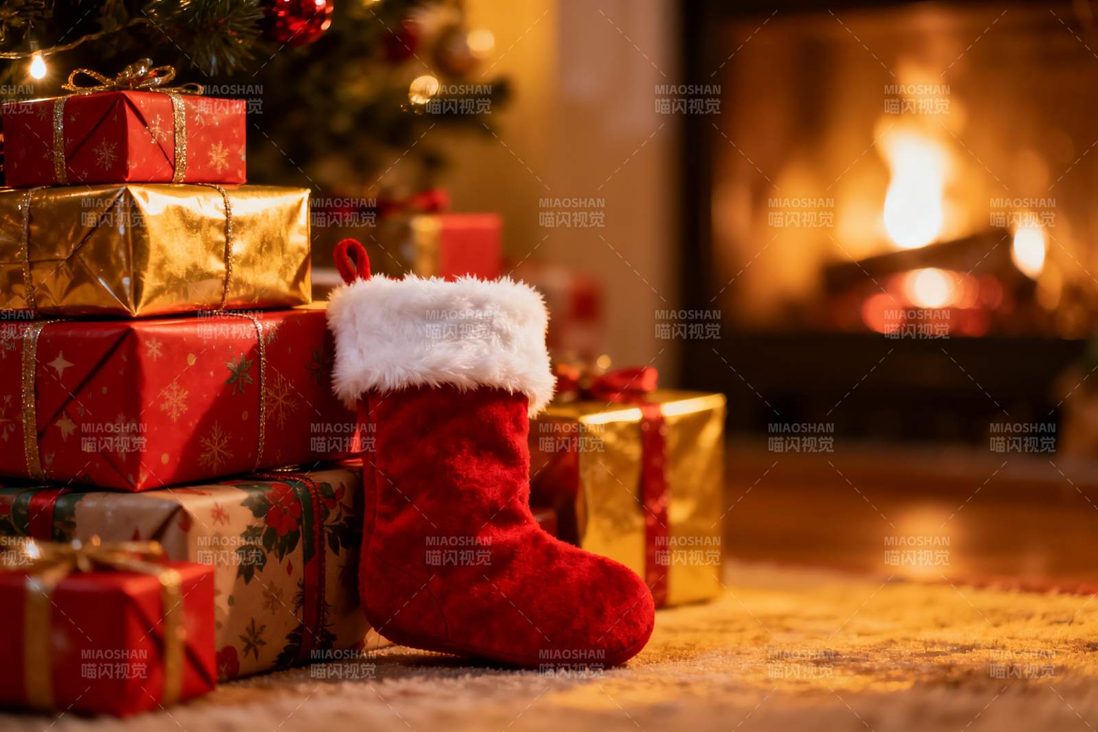 圣诞树旁的礼物与长筒袜图片