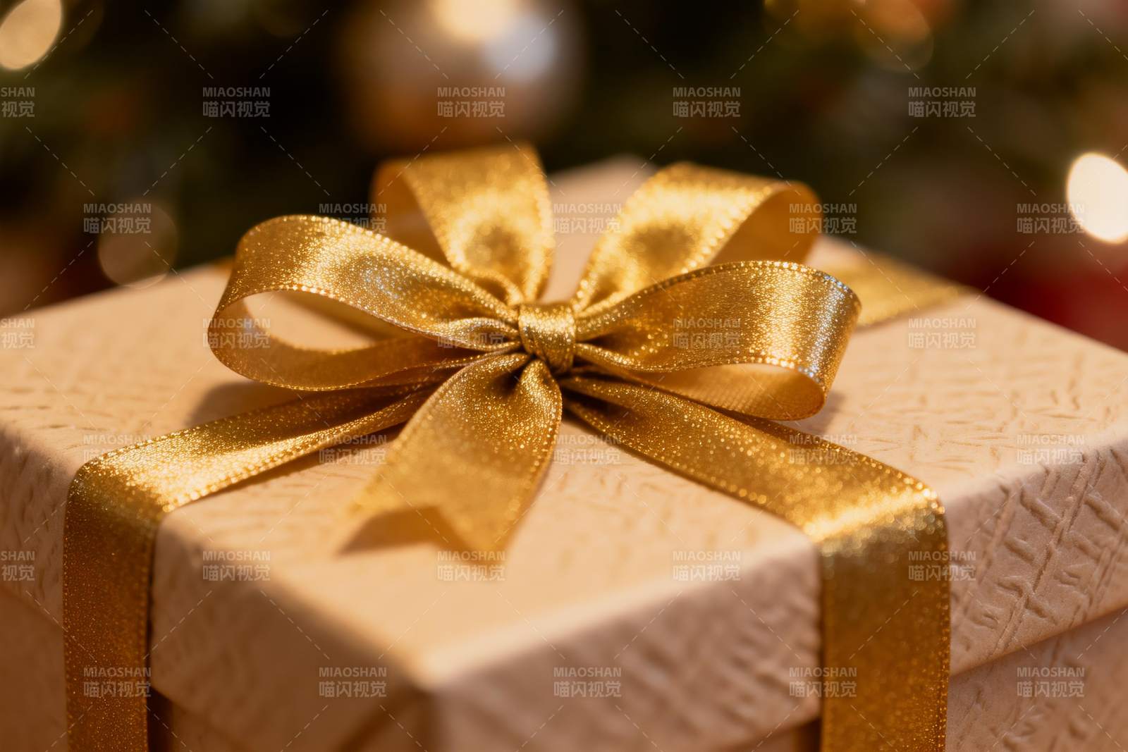 金色丝带礼盒特写图片