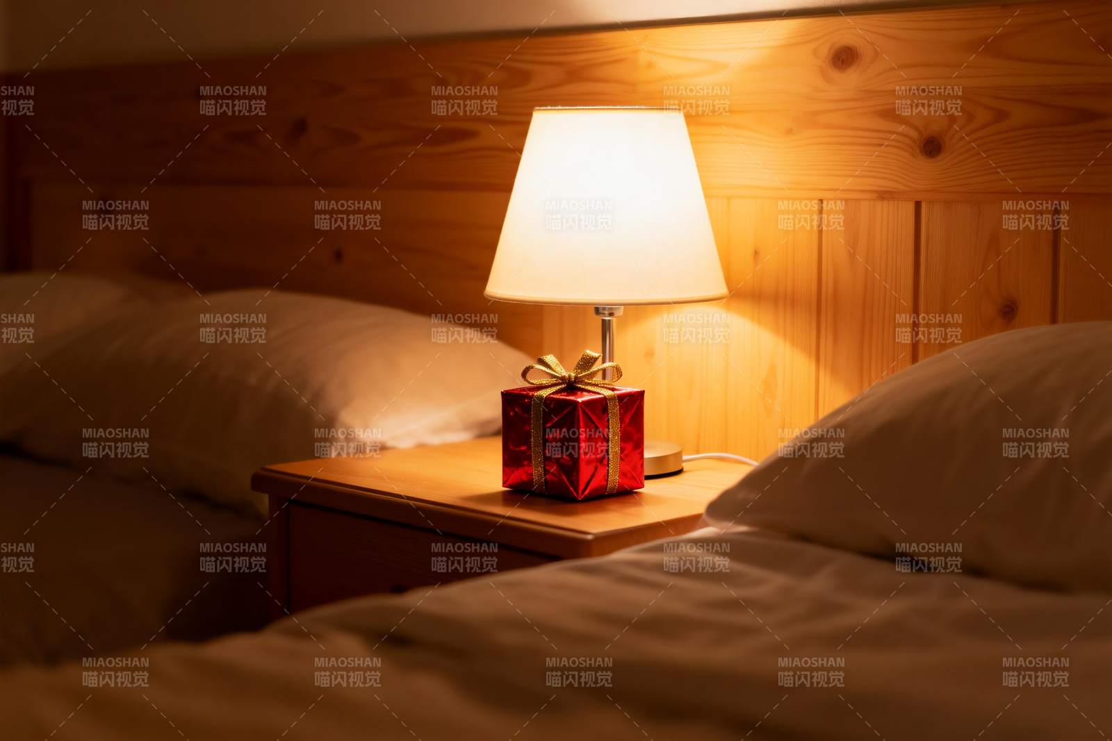 温馨卧室床头灯与礼物盒图片