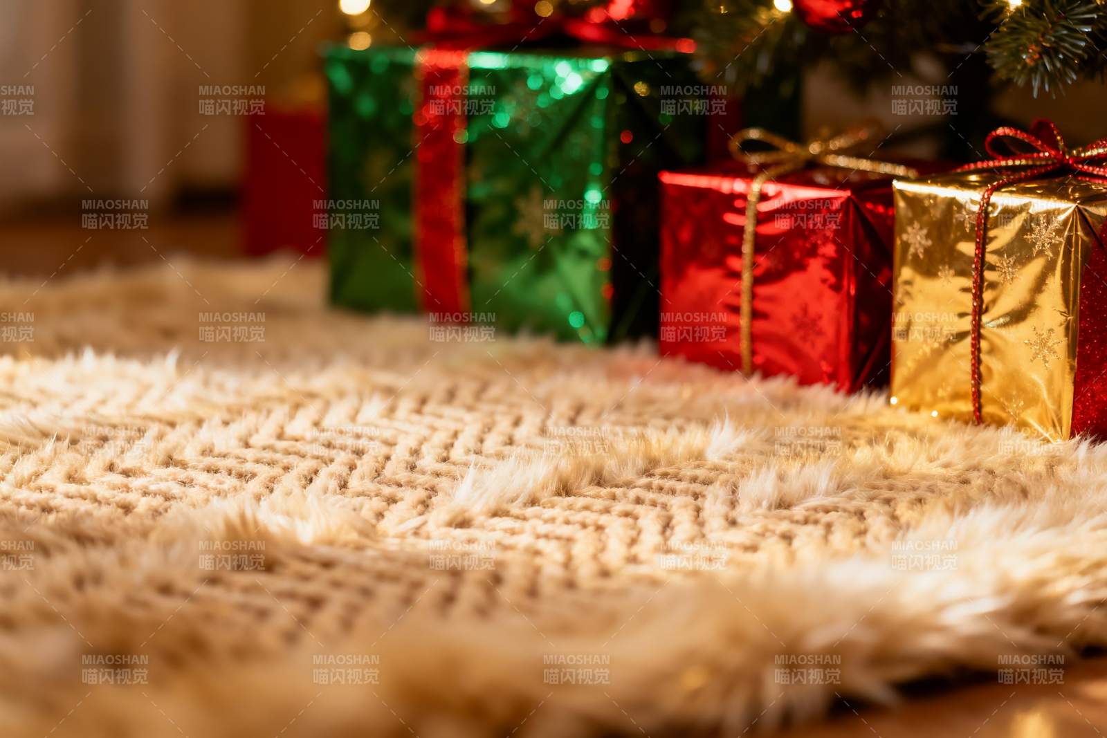 圣诞树下礼物与毛毯图片