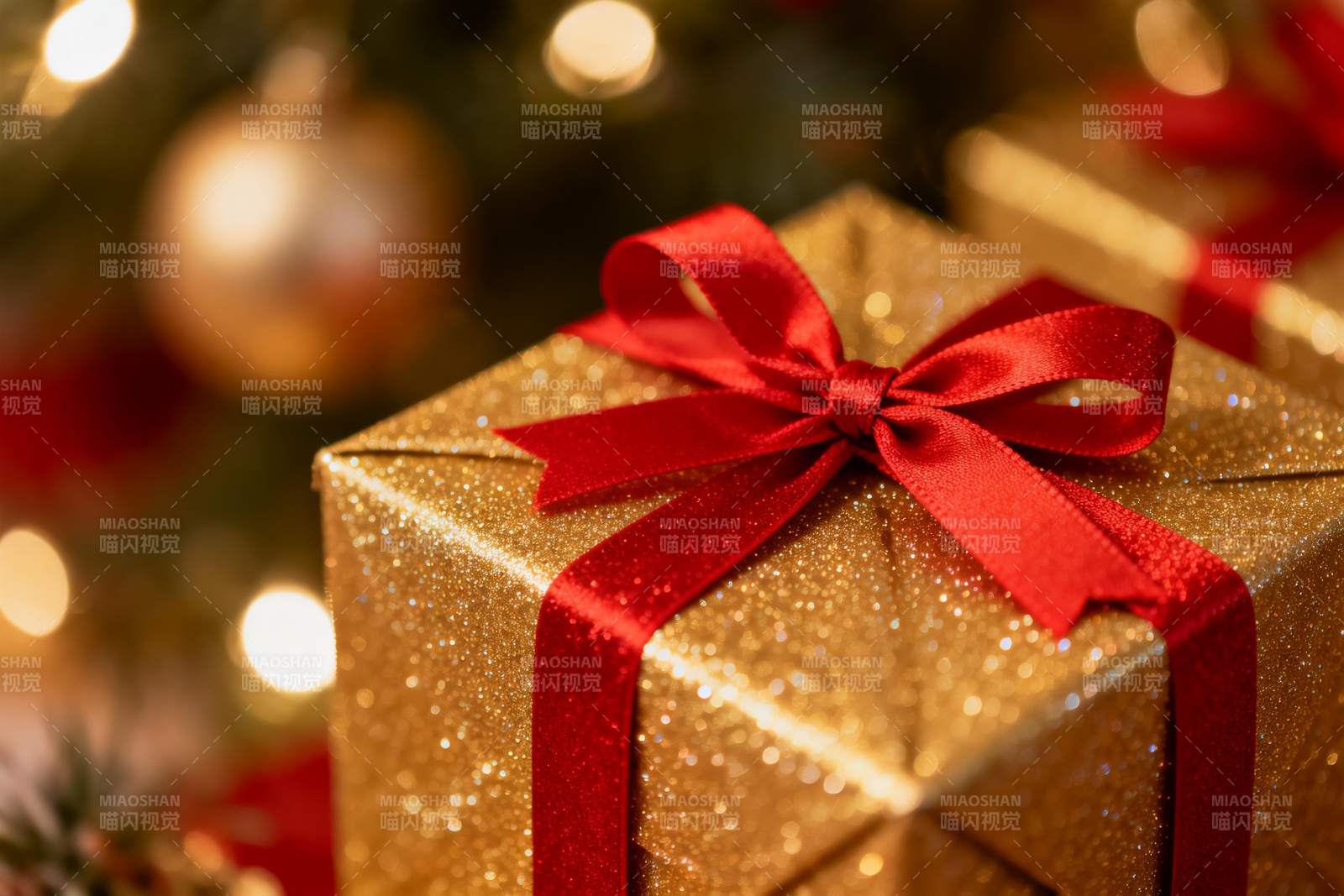 金色礼盒配红色丝带节日礼物图片