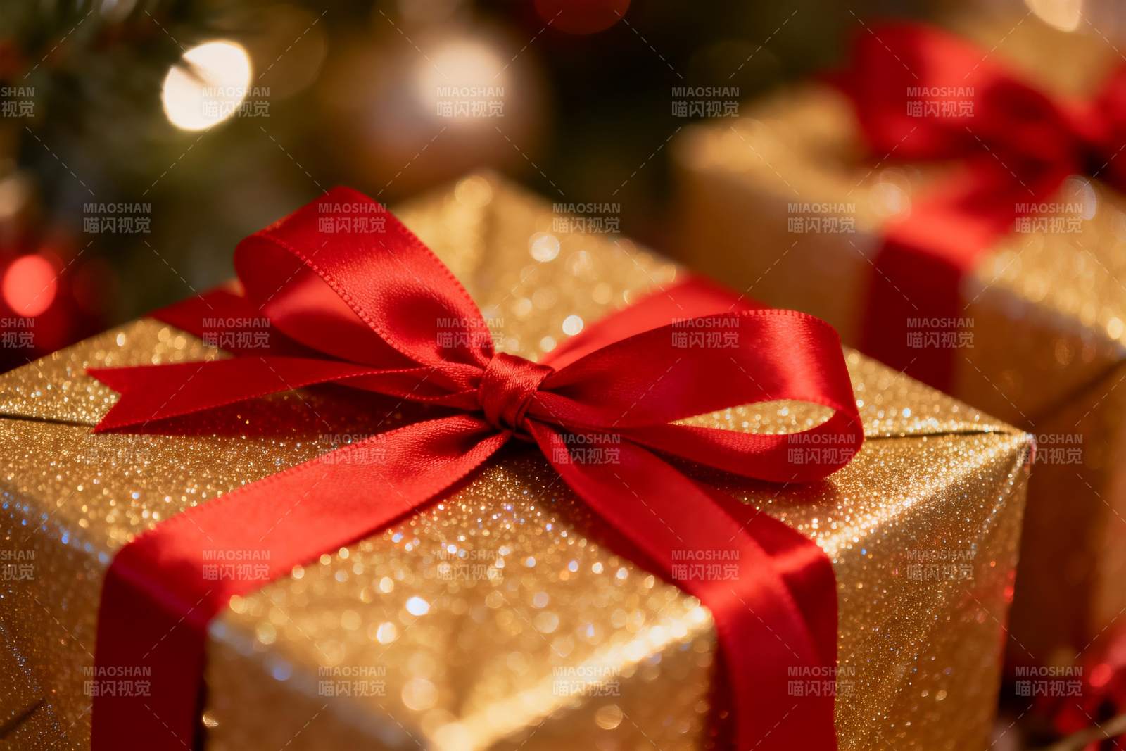 金色礼盒配红色丝带节日礼物图片
