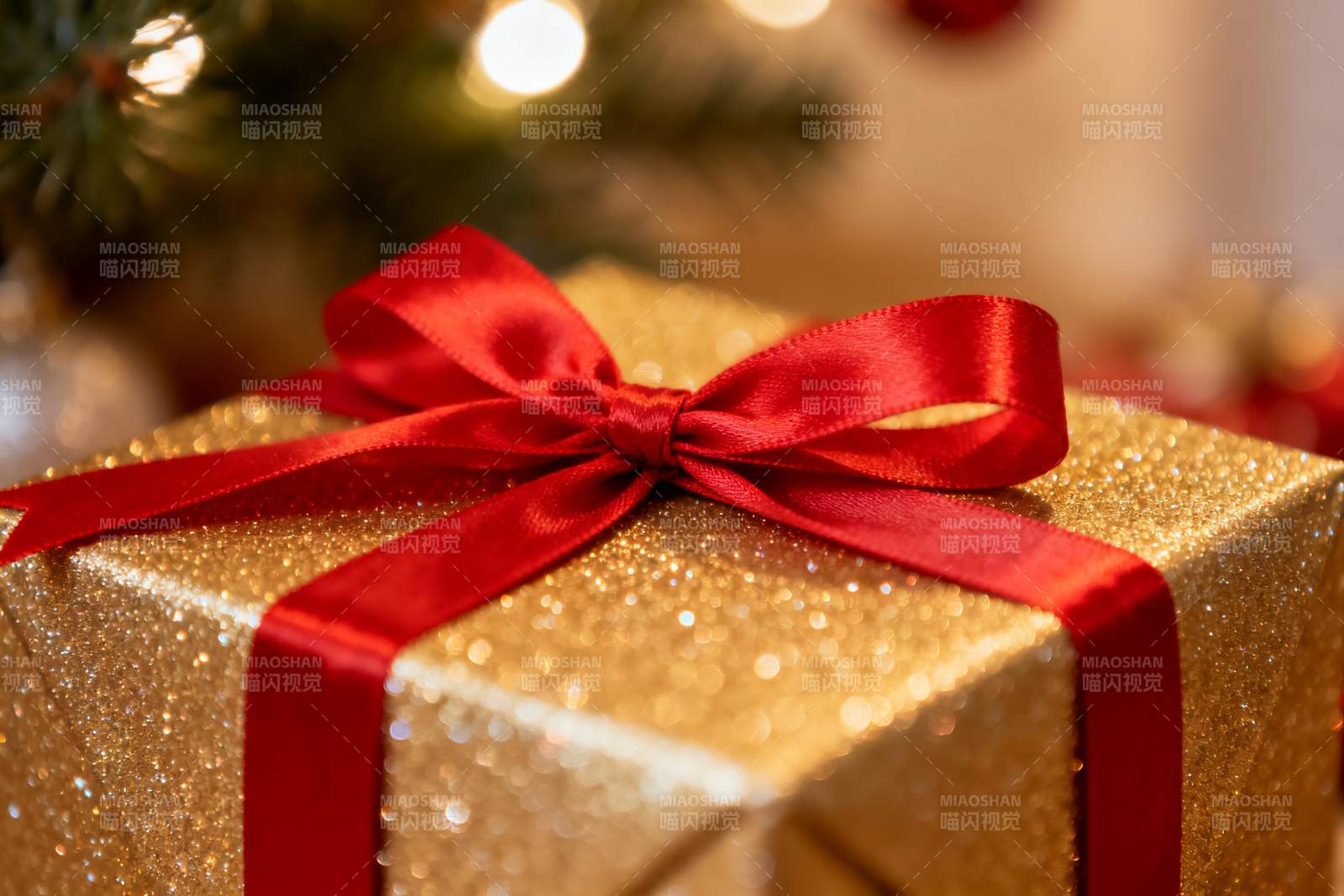 金色礼盒配红色丝带节日礼物图片