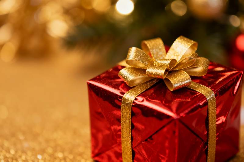 红色礼盒金色蝴蝶结特写图片