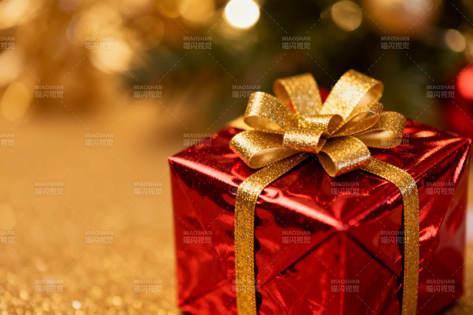 红色礼盒金色蝴蝶结特写图片