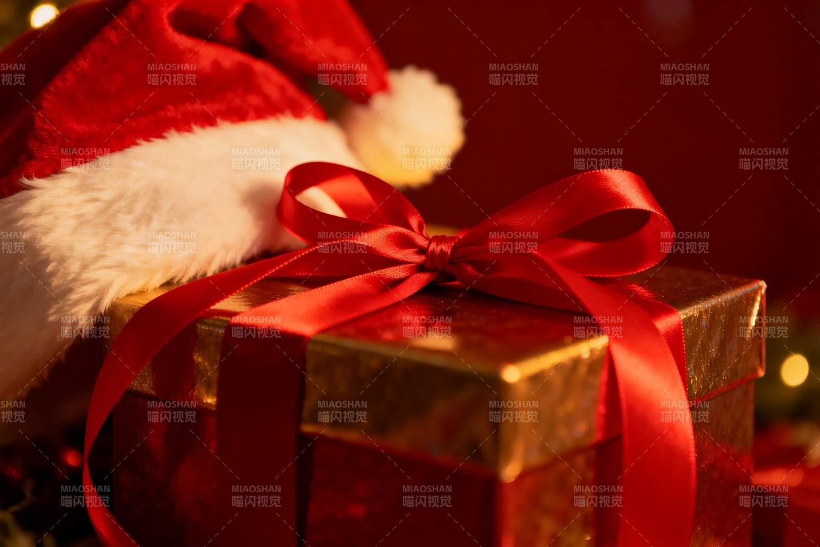 圣诞礼盒与红帽温馨特写图片