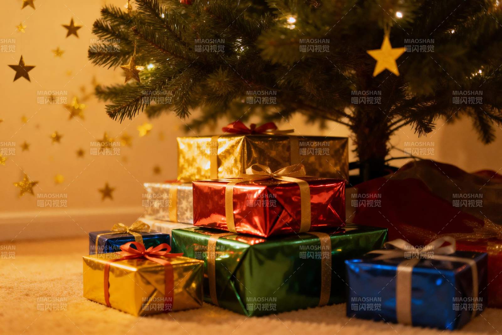 圣诞树下多彩礼物盒图片