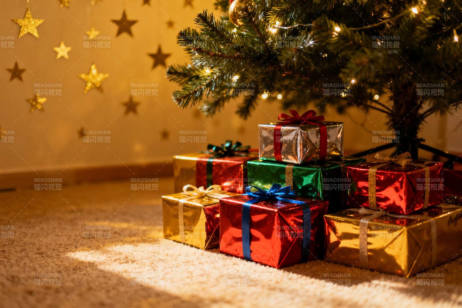 圣诞树下多彩礼物盒图片