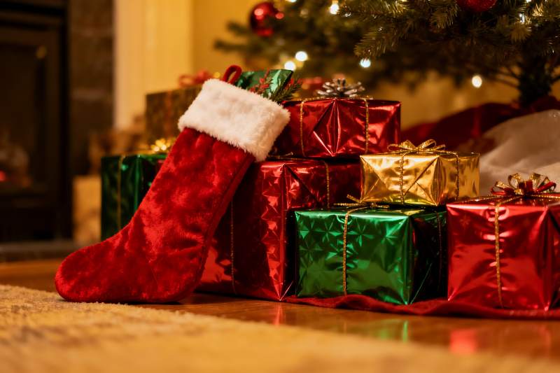 圣诞树下礼物袜子温馨场景图片