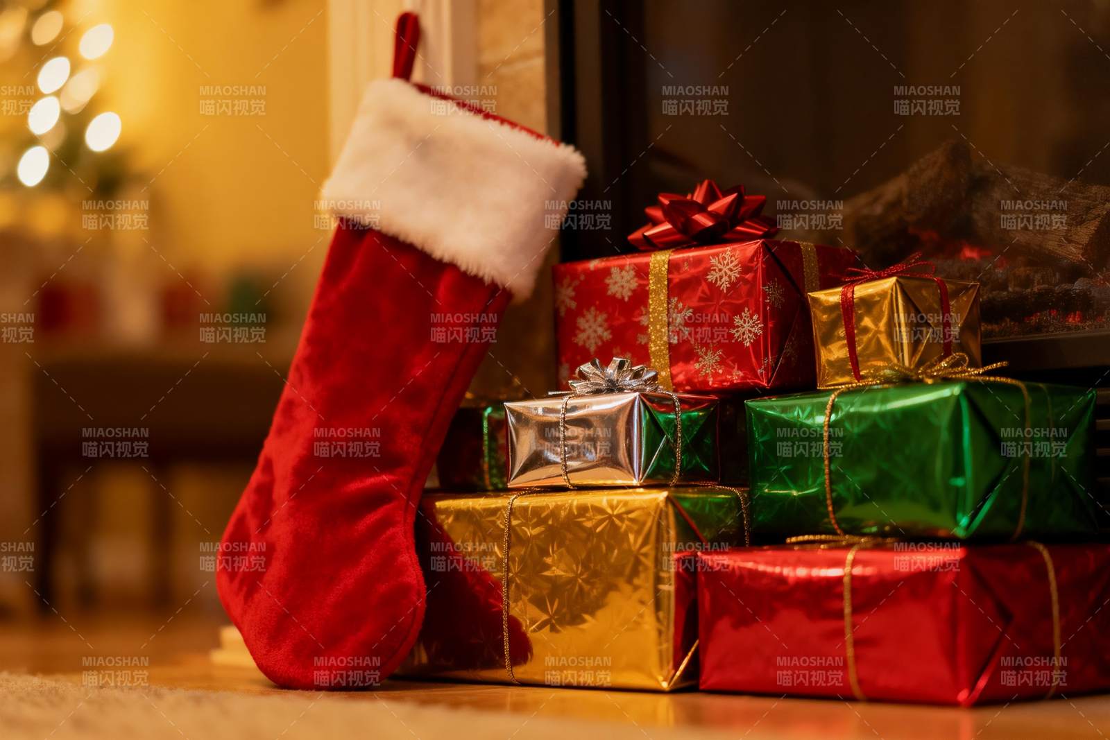 圣诞袜与彩包装饰礼物图片