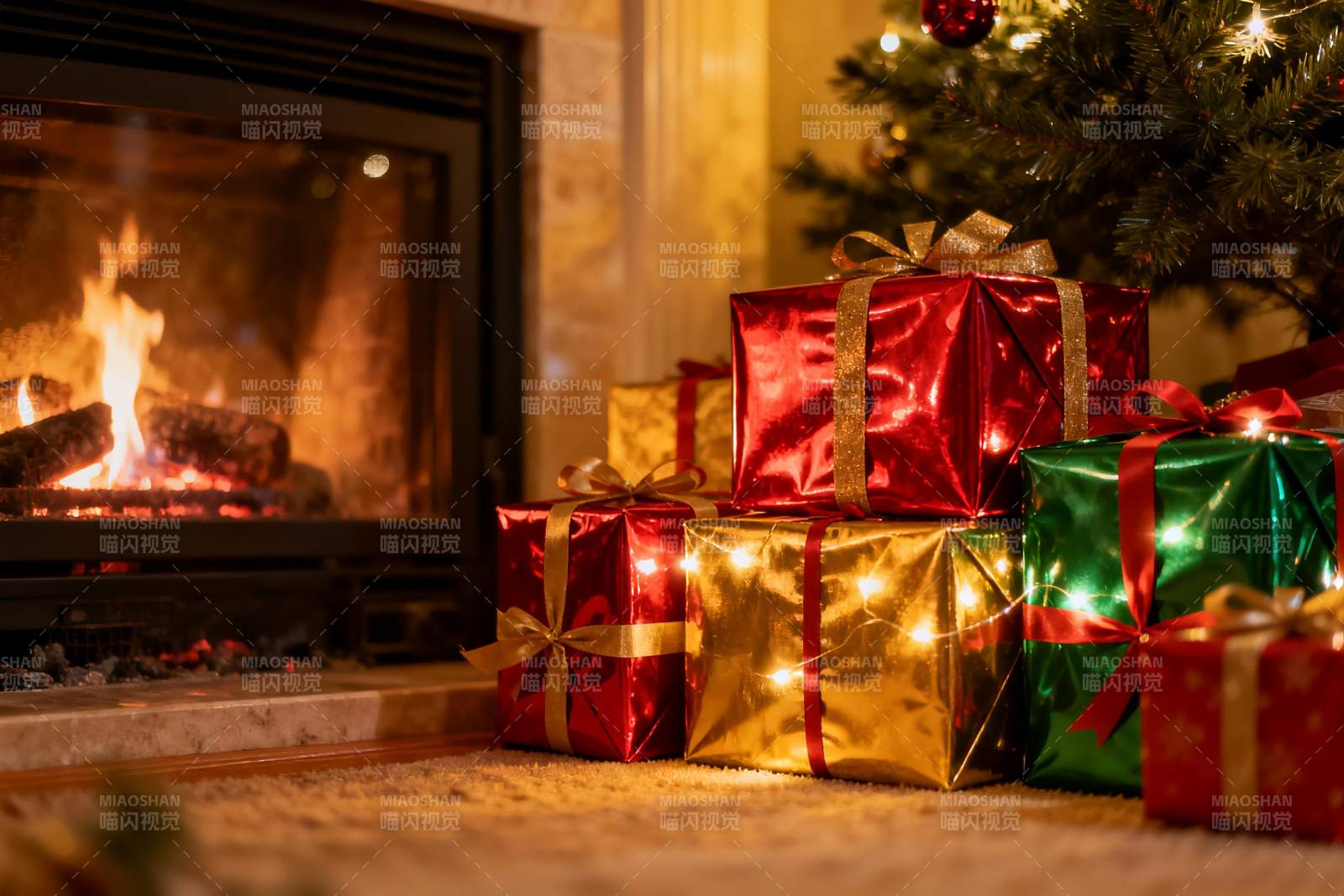壁炉旁圣诞树下礼物堆图片