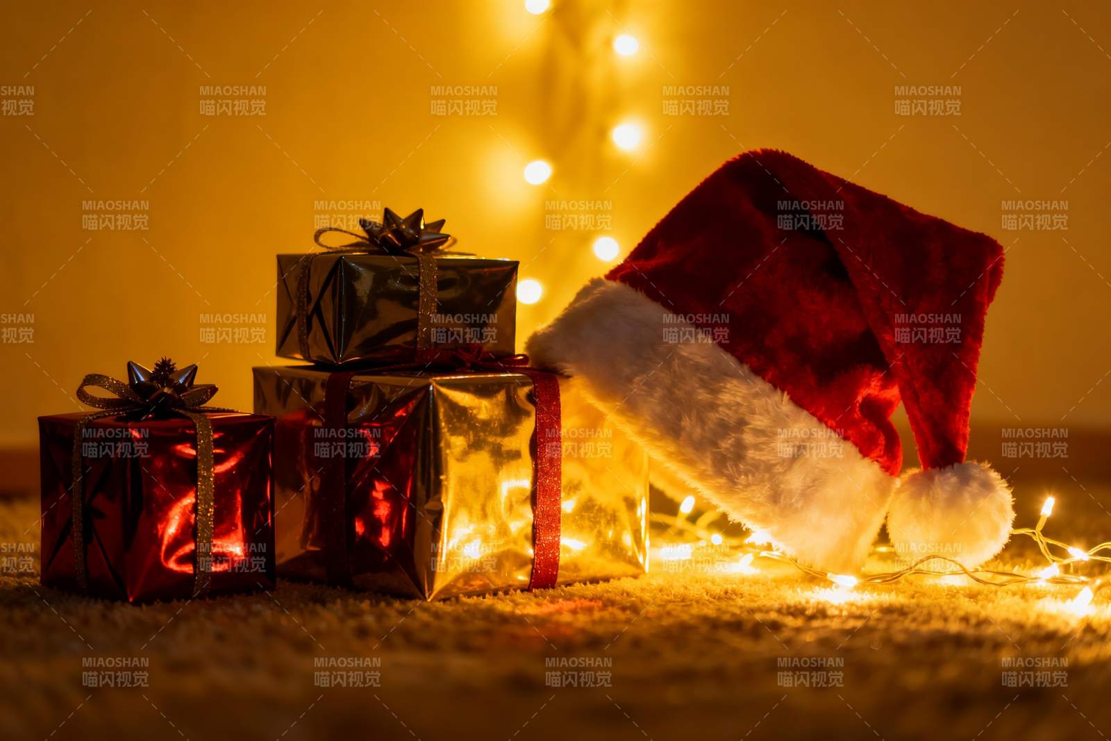 圣诞礼物与红帽温馨场景图片