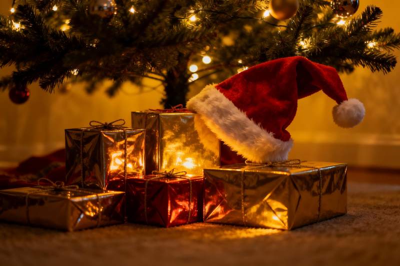 圣诞树下礼物与圣诞帽图片