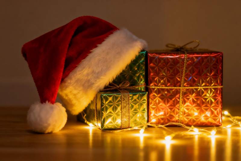 圣诞帽与礼盒灯光装饰图片