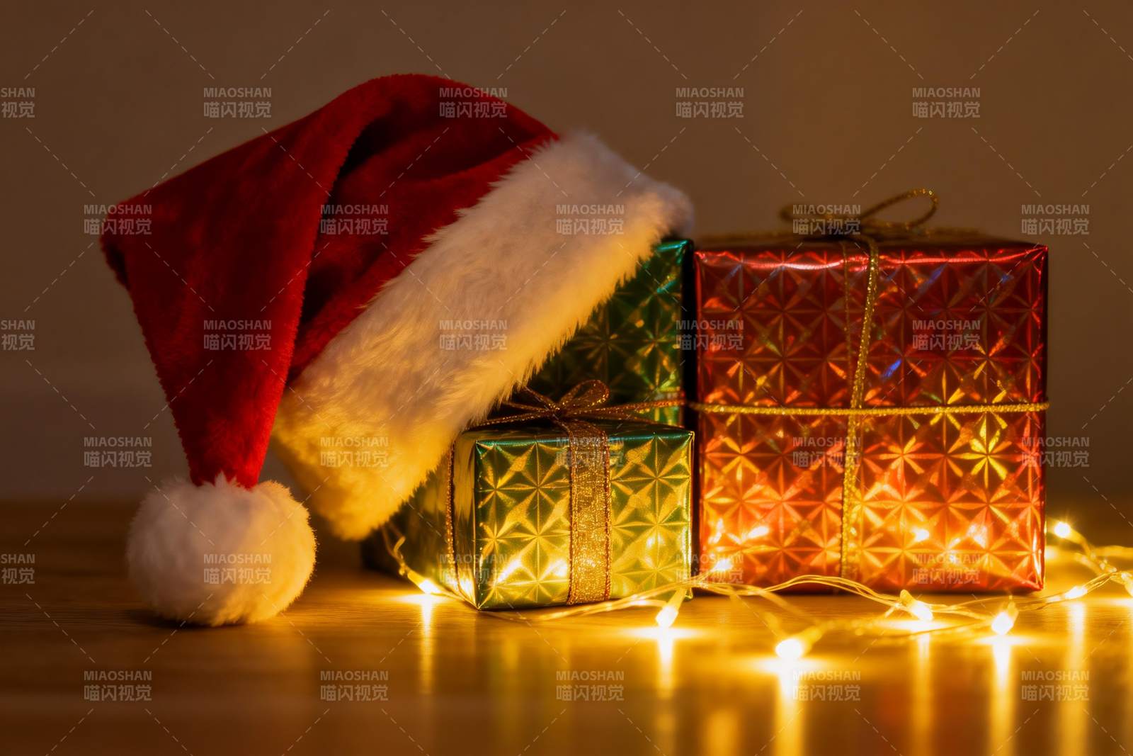 圣诞帽与礼盒灯光装饰图片