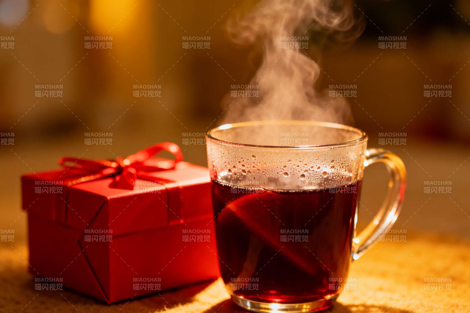 热饮与红色礼盒温馨静物图片
