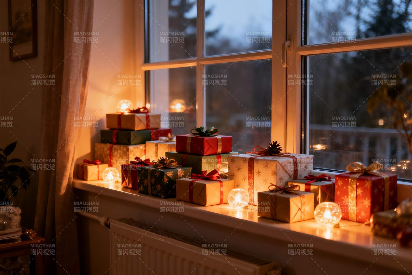 窗台节日礼物与灯光温馨场景图片