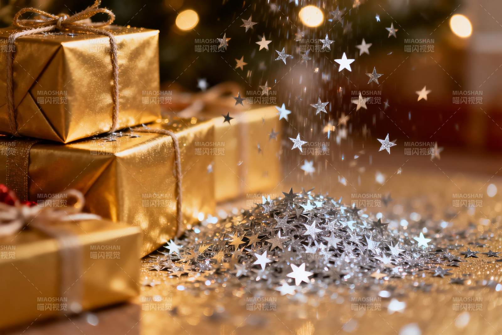 金色礼盒与星形亮片节日装饰图片