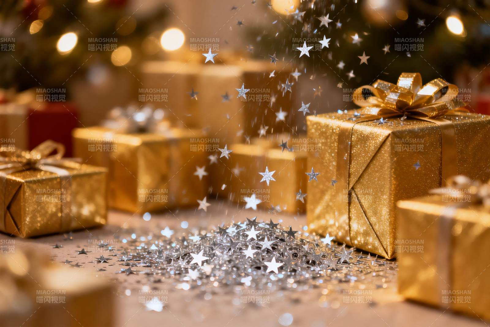金色礼盒与银色星屑的节日装饰图片