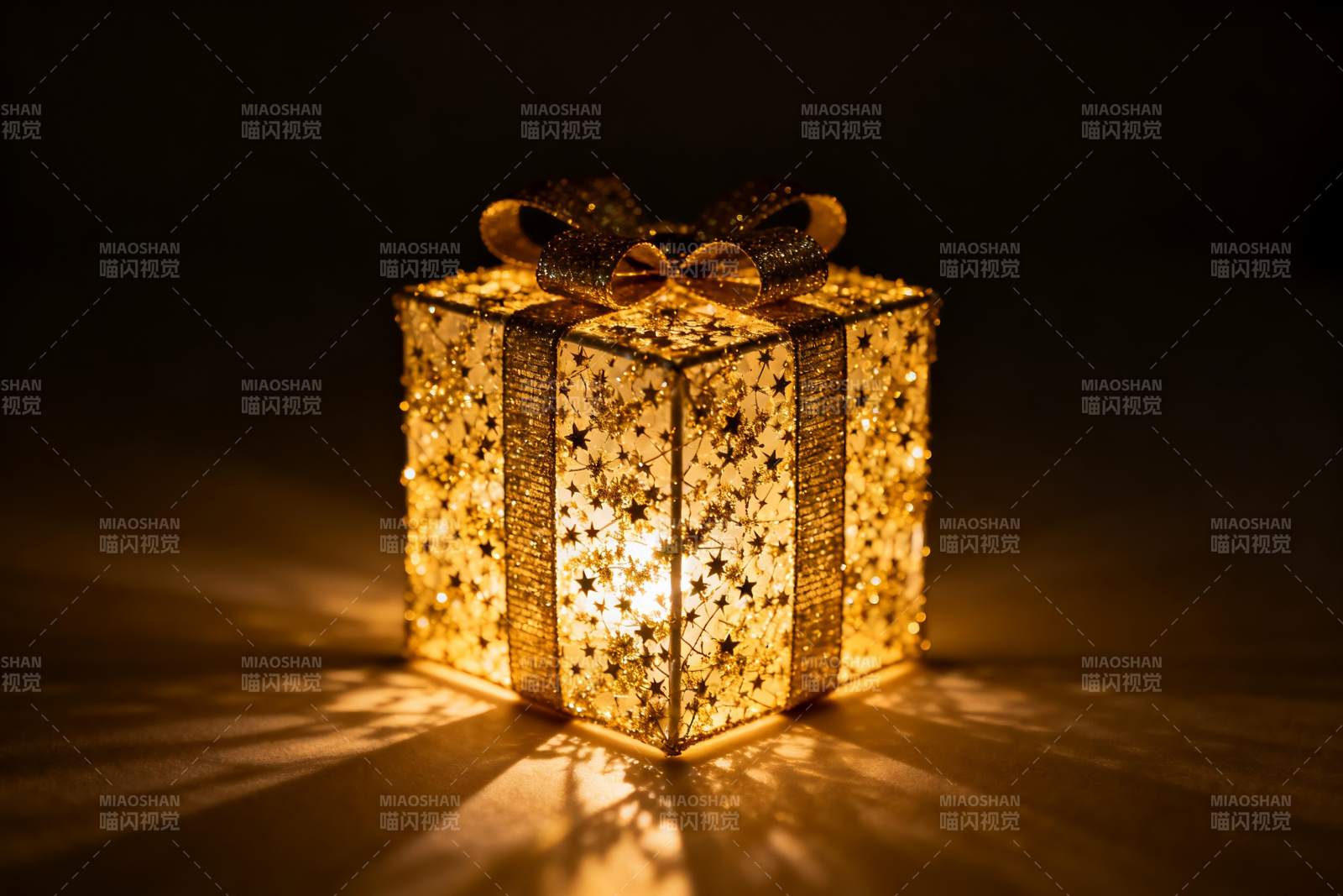 金色礼盒星光闪烁图片