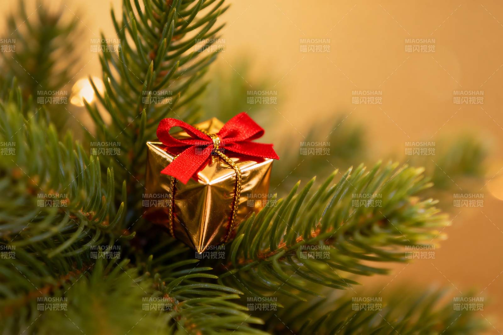 圣诞树上的金色礼物盒图片