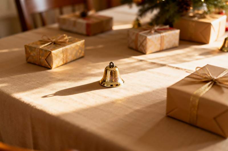 圣诞礼物与金色铃铛静物图片