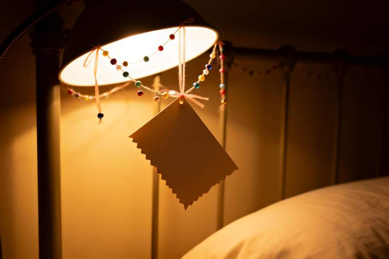 暖光灯下悬挂的卡片与装饰图片