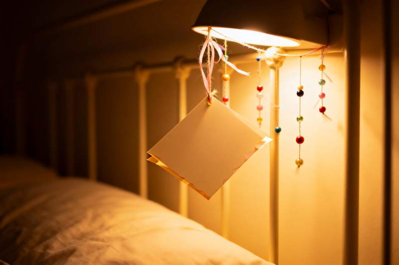 暖光床头挂饰静谧温馨图片