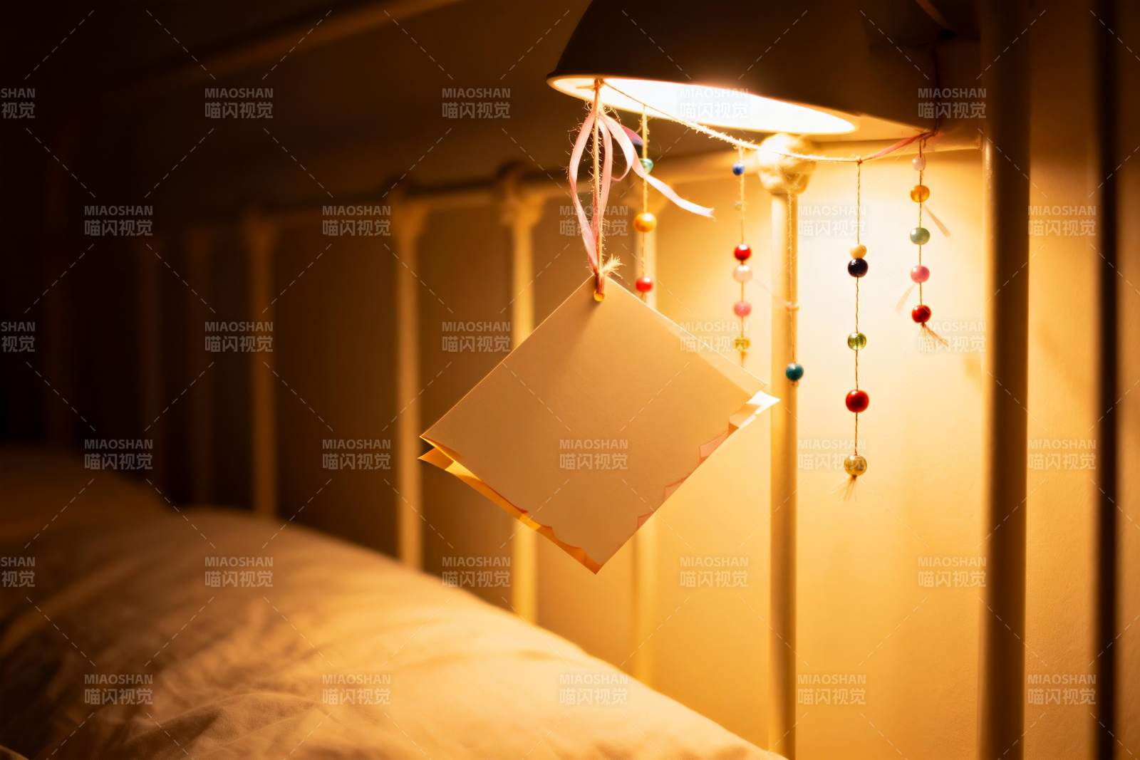 暖光床头挂饰静谧温馨图片