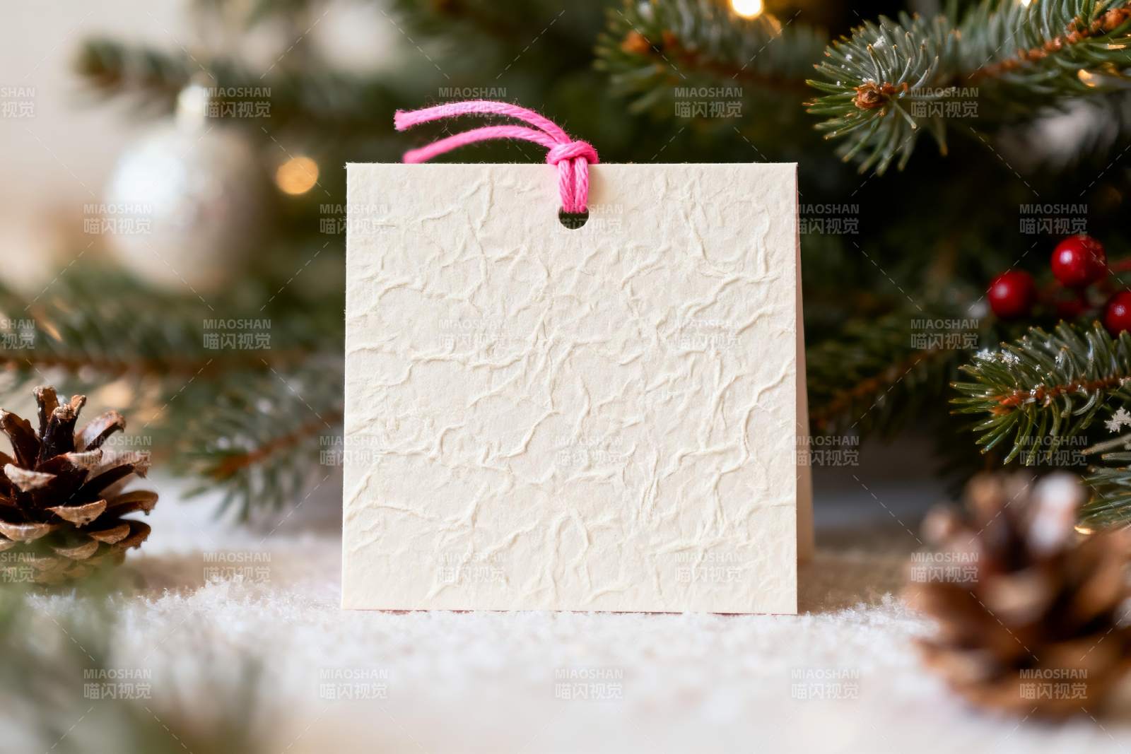 圣诞树旁的空白贺卡图片