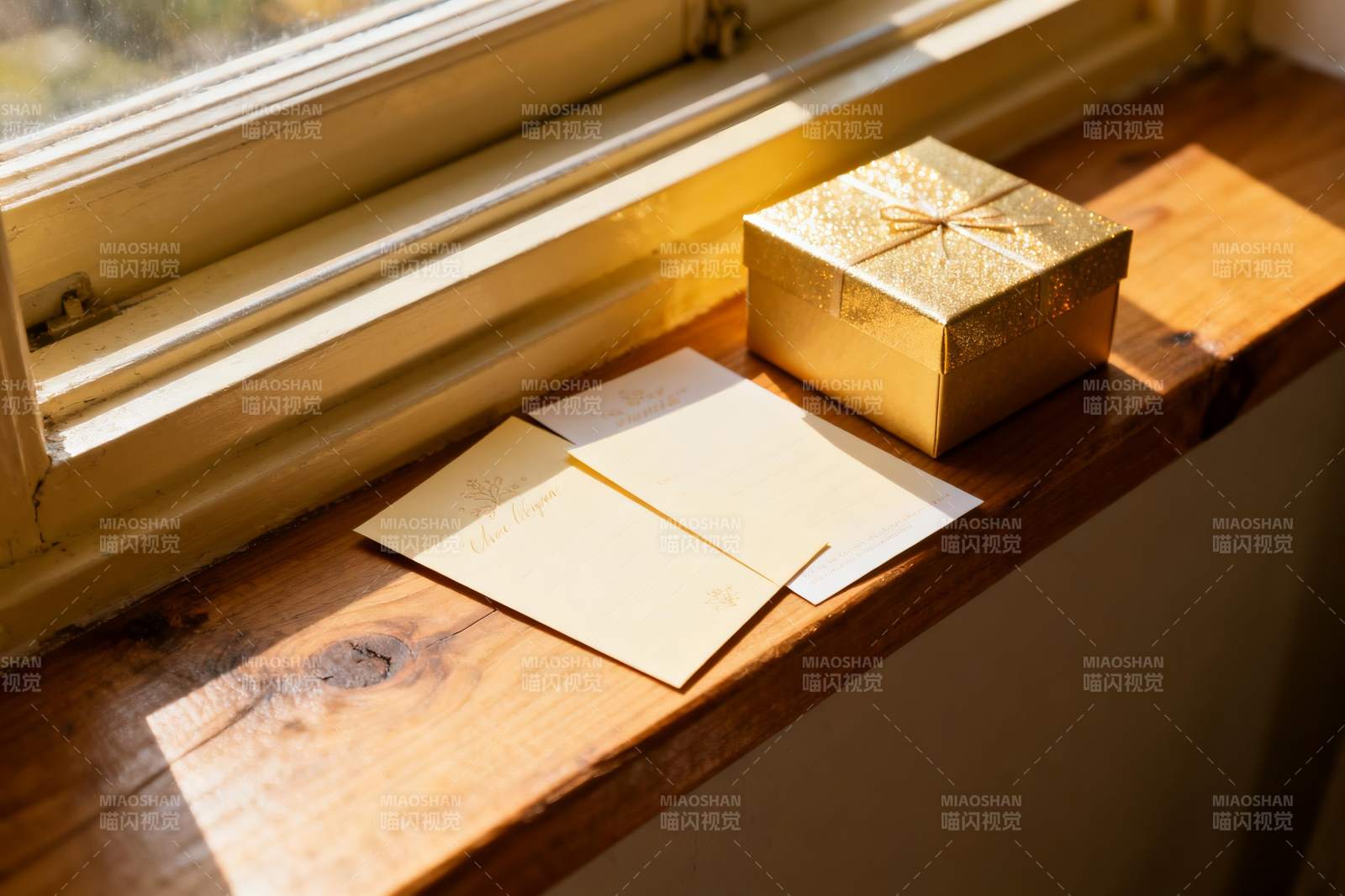 窗台阳光下的金色礼盒与信件图片