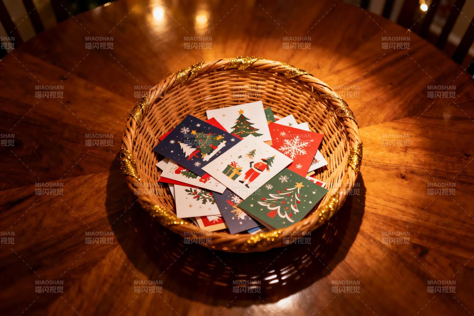 节日卡片篮摆木质桌图片