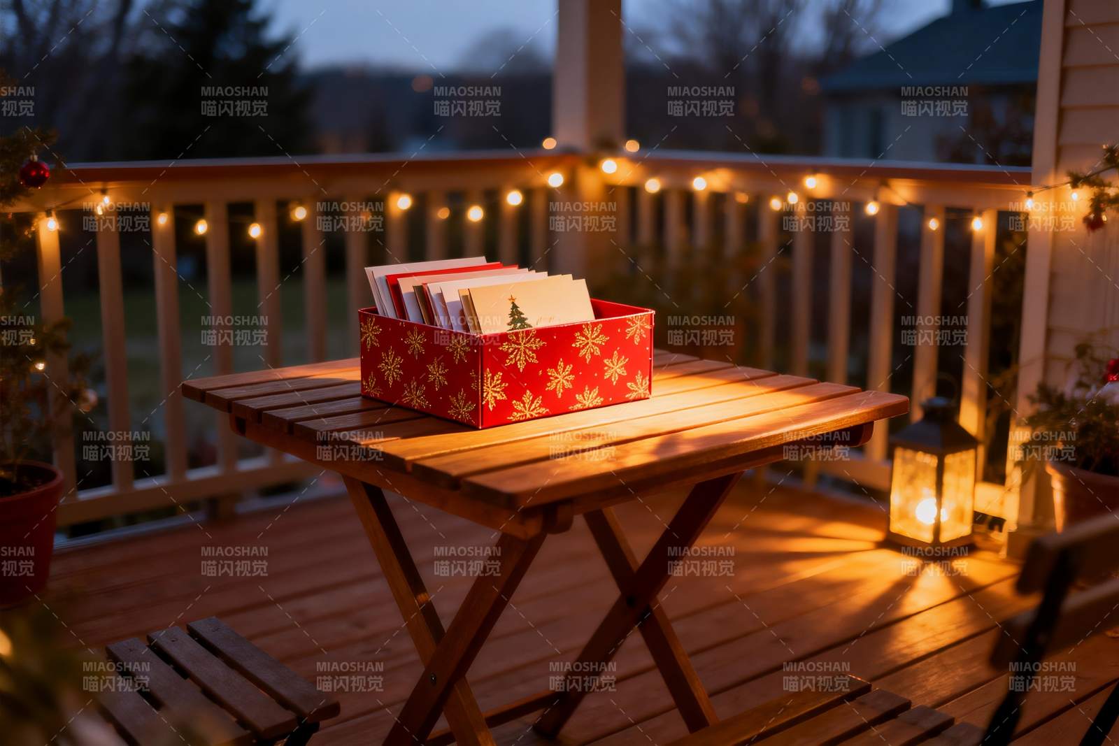 圣诞夜庭院灯光与贺卡图片