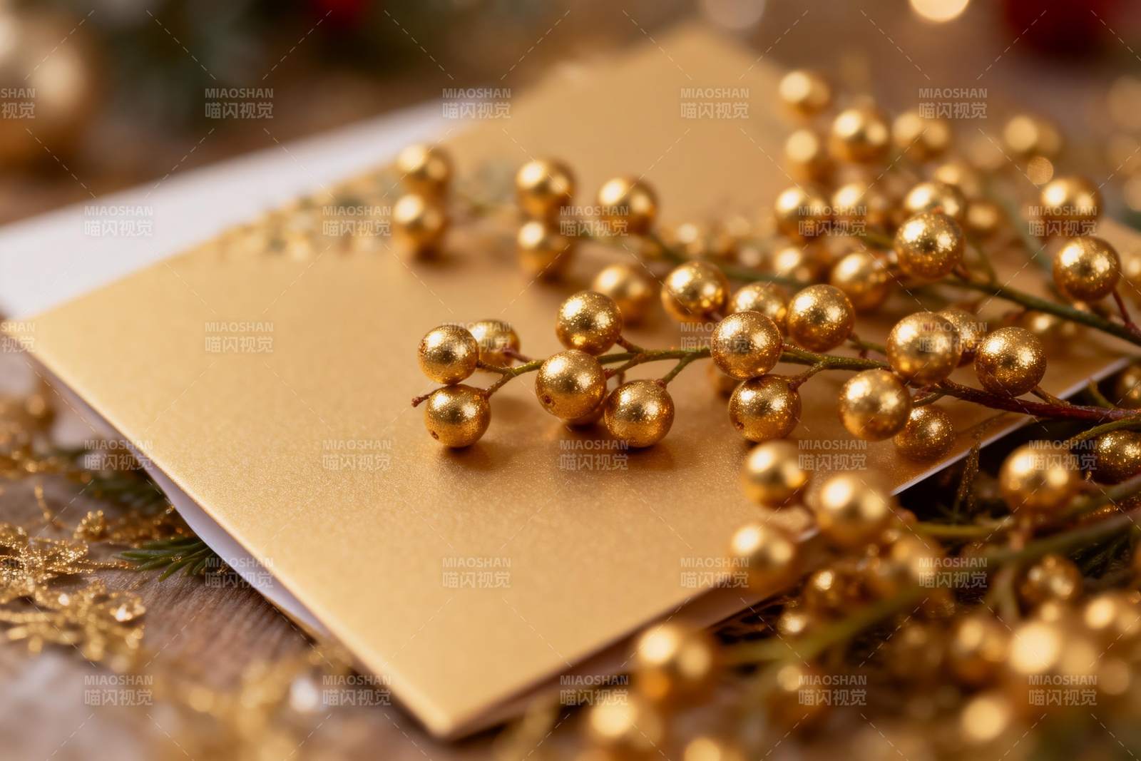 金色浆果装饰的节日贺卡图片
