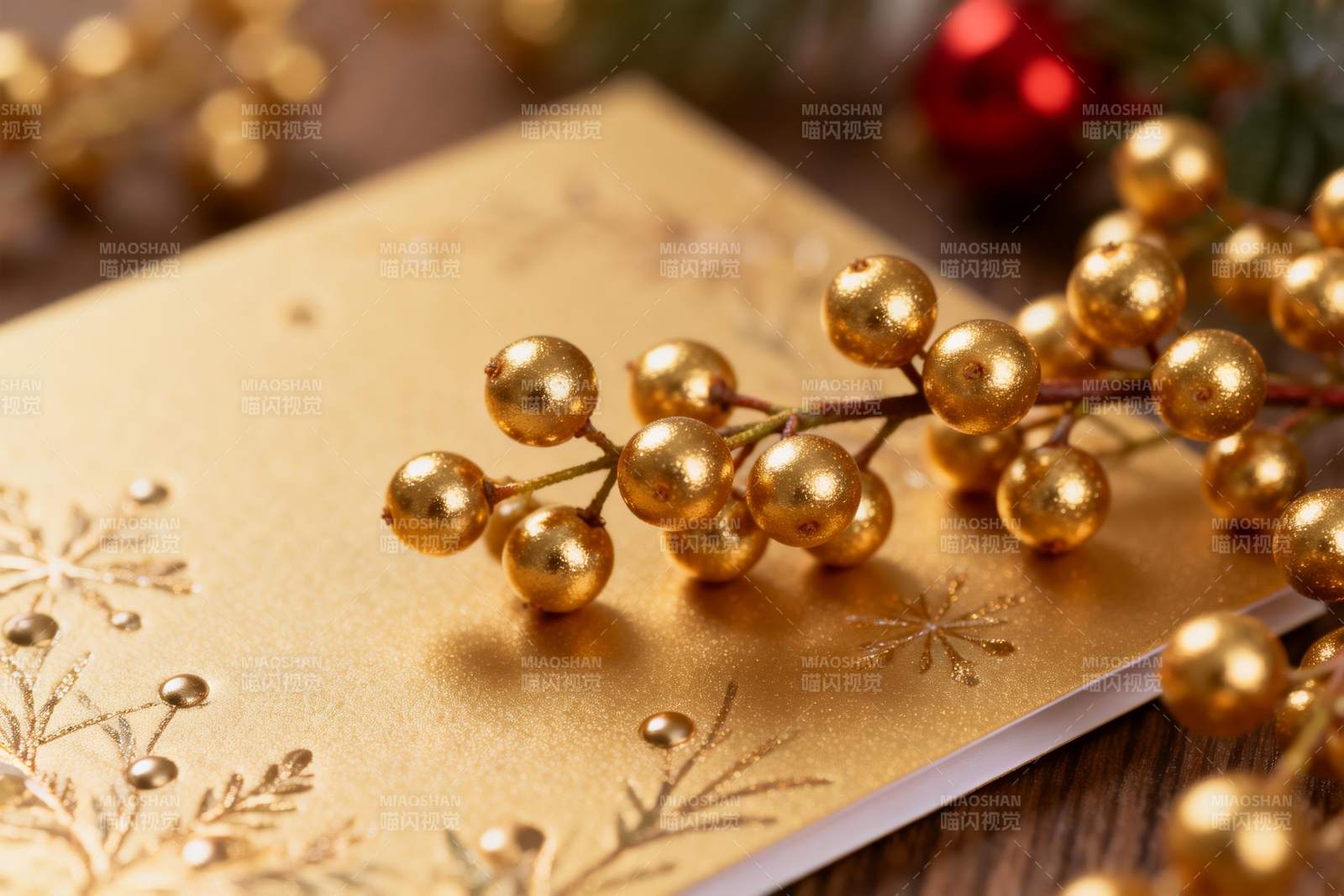 金色圣诞卡片与装饰果实图片