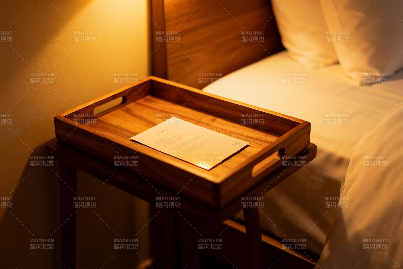 温馨卧室床头木质托盘图片