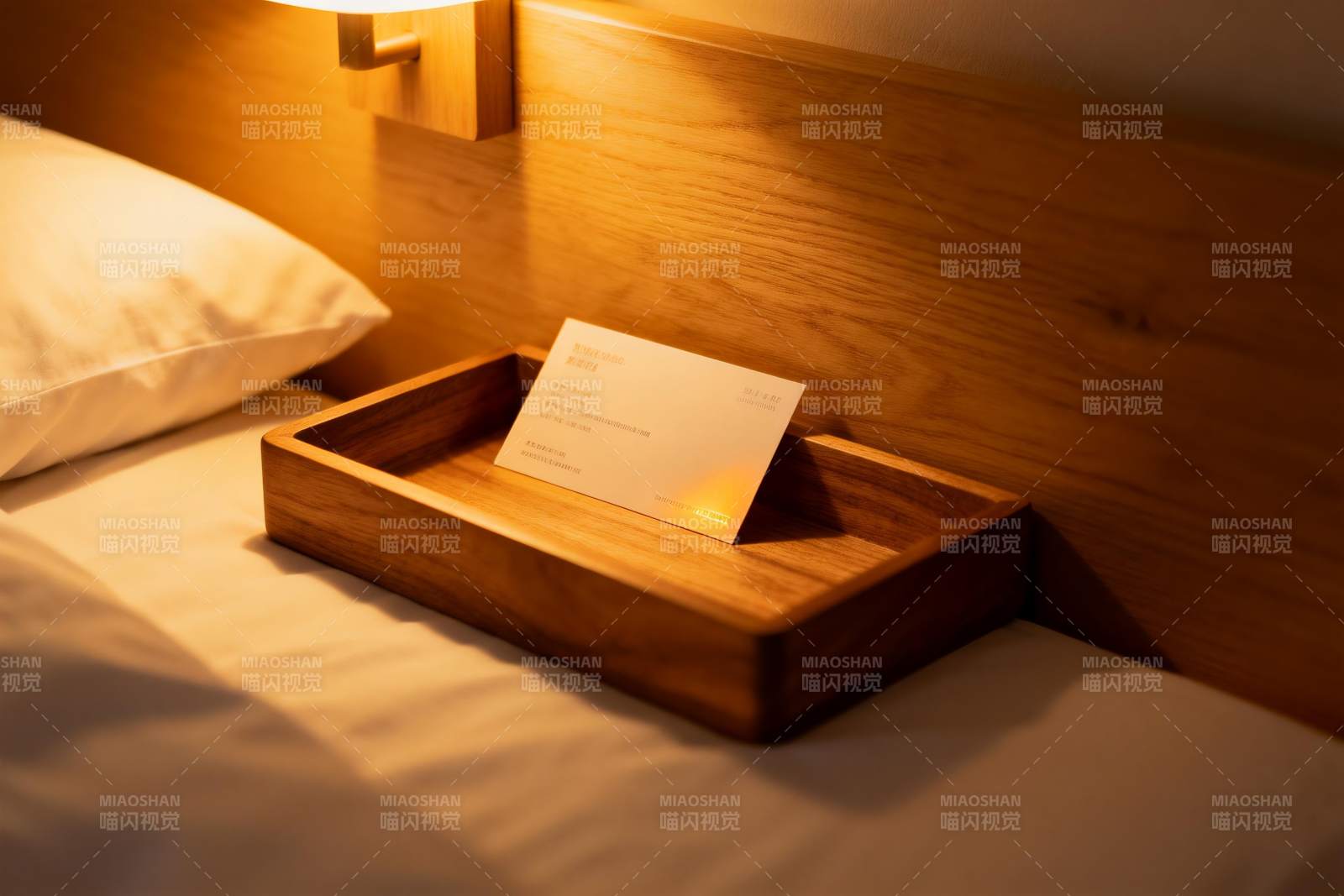 温馨卧室床头木质托盘图片